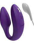 We-vibe Sync 2 Purple och en vit USB-kabel som fungerar som laddsladd. vit bakgrund.