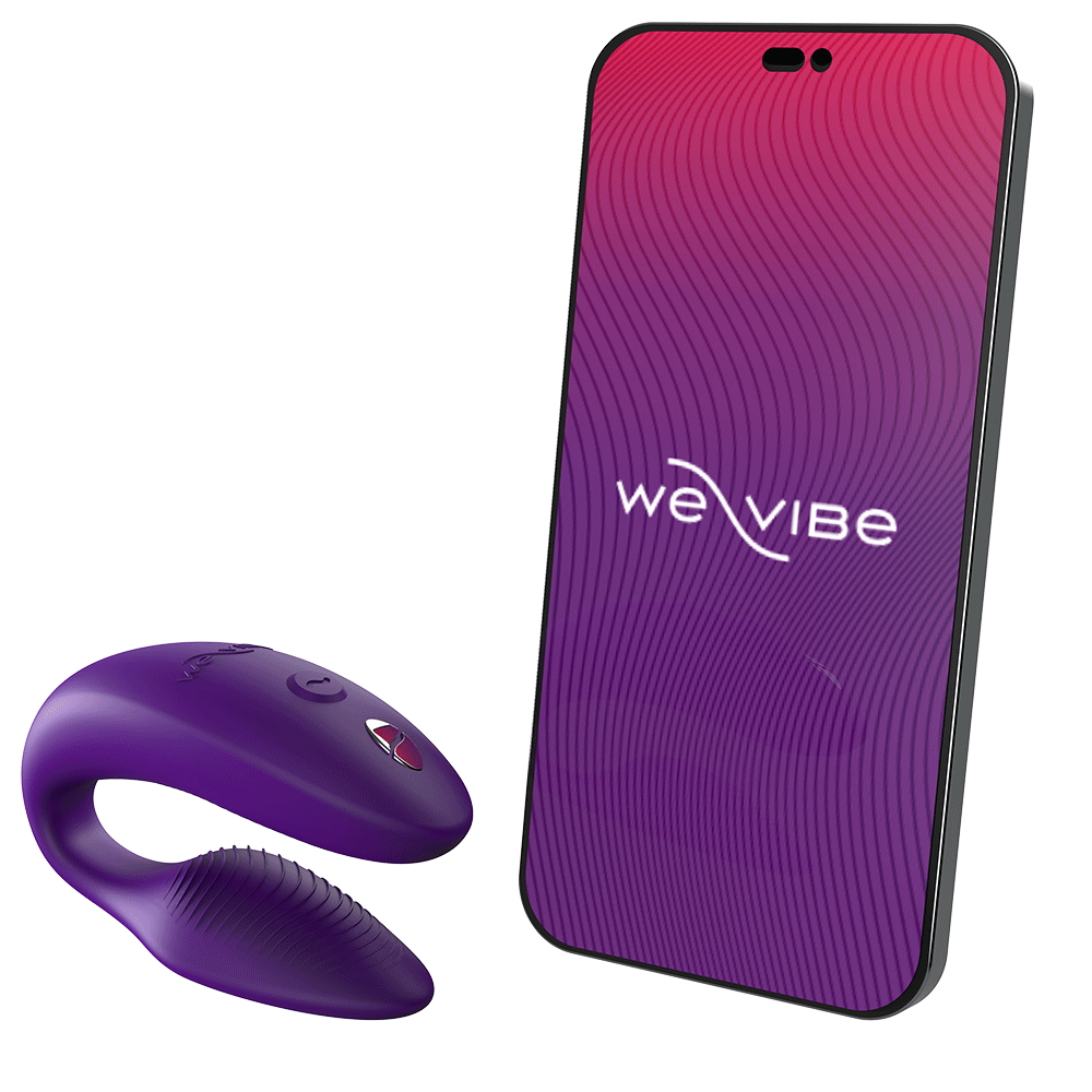 We-vibe Sync 2 Purple bredvid en smartphone som har appen öppnad på skärmen. Vit bakgrund.