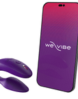 We-vibe Sync 2 Purple bredvid en smartphone som har appen öppnad på skärmen. Vit bakgrund.