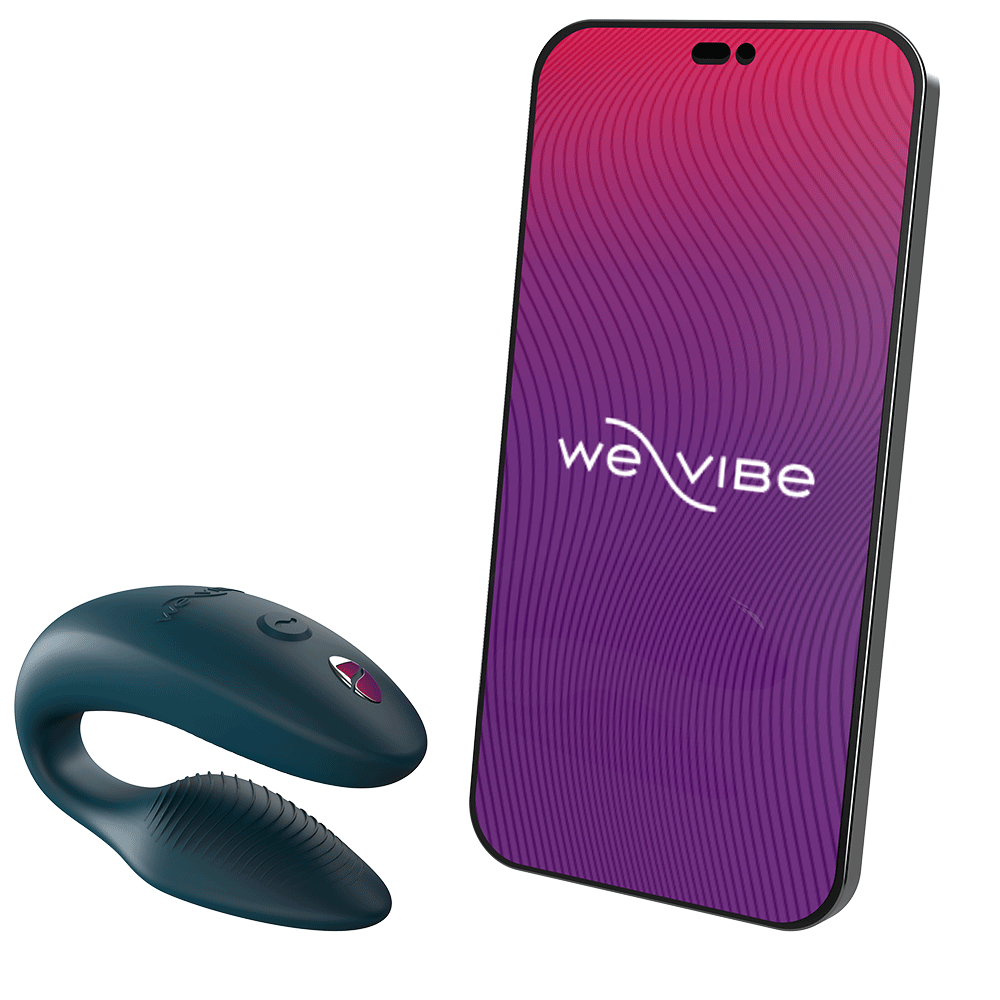 We-vibe Sync 2 Velvet Green bredvid en smartphone som visar loggan till appen. Vit bakgrund.