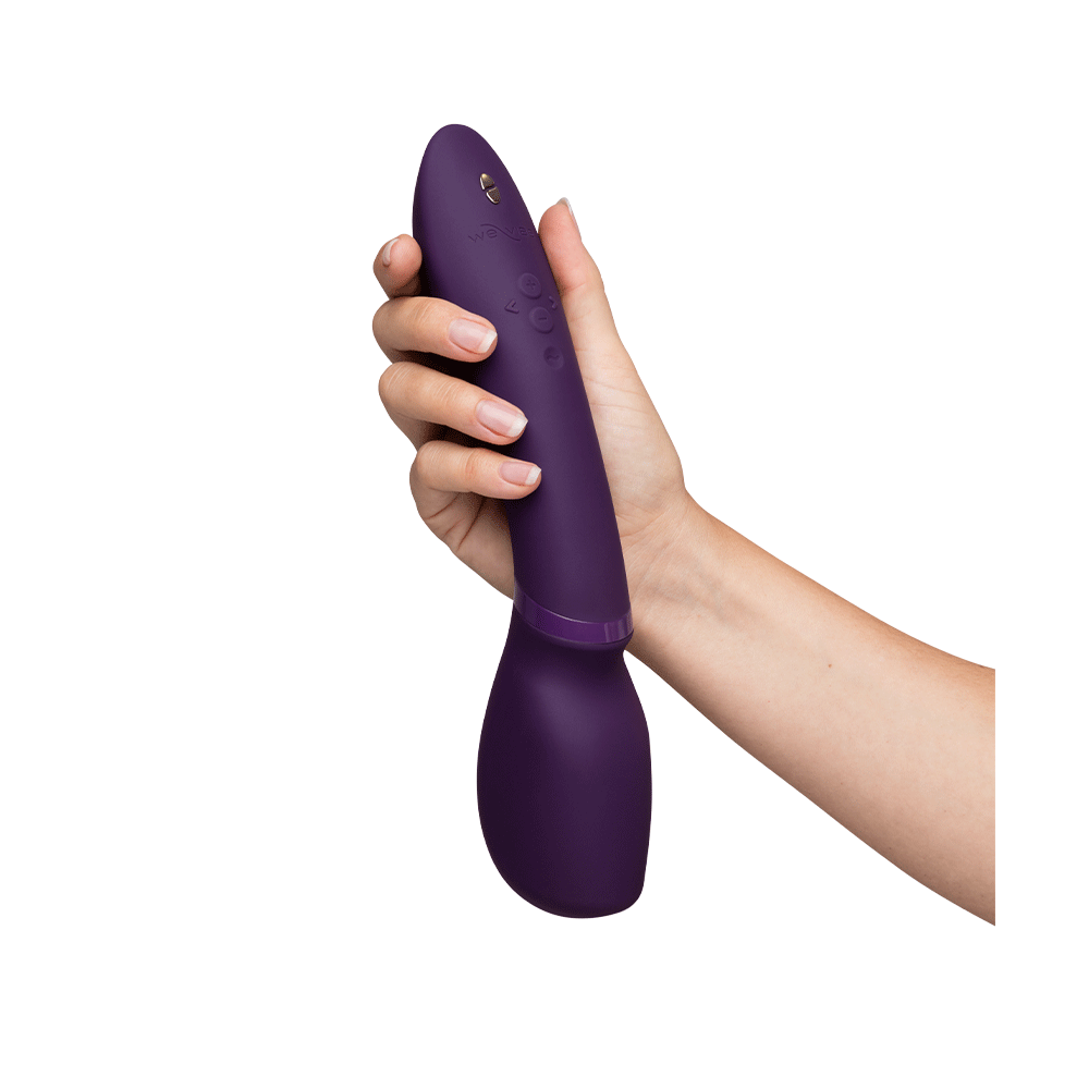 Hand håller i We-Vibe Wand 2 Purple, kraftfull magic wand vibrator med ergonomisk design.