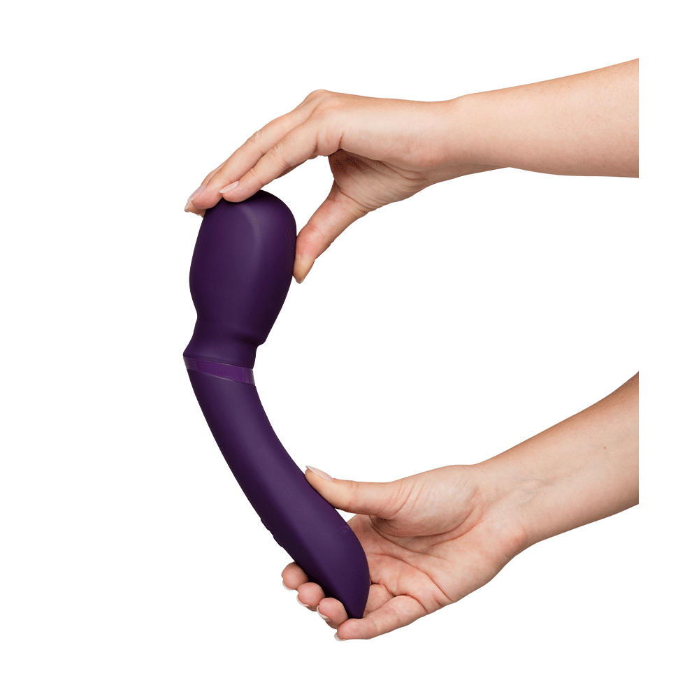 e-Vibe Wand 2 Purple som böjs i händerna, visar produktens flexibilitet och ergonomiska form.