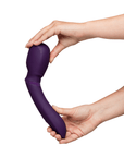 e-Vibe Wand 2 Purple som böjs i händerna, visar produktens flexibilitet och ergonomiska form.