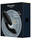 kartongen från Womanizer Duo 2 Black Rabbit Lufttrycksvibrator. Svart och grå mot vir bakgrund.