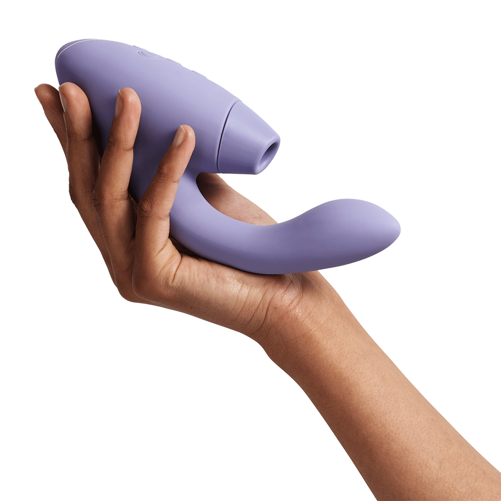 En hand som håller i Womanizer Duo 2 Lilac lufttrycksvibrator