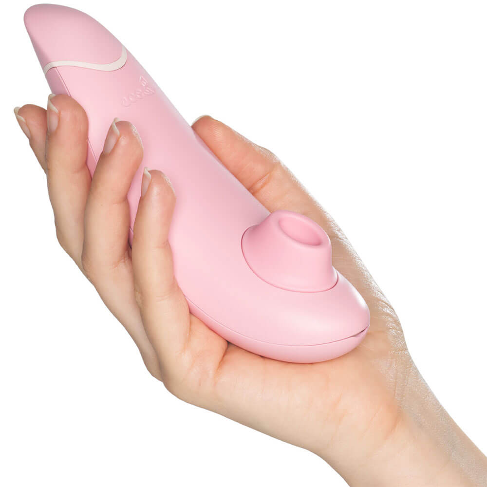 Womanizer Premium Eco Rose storleksdemonstration. Lufttrycksvibrator i en hand. Rosa färg.