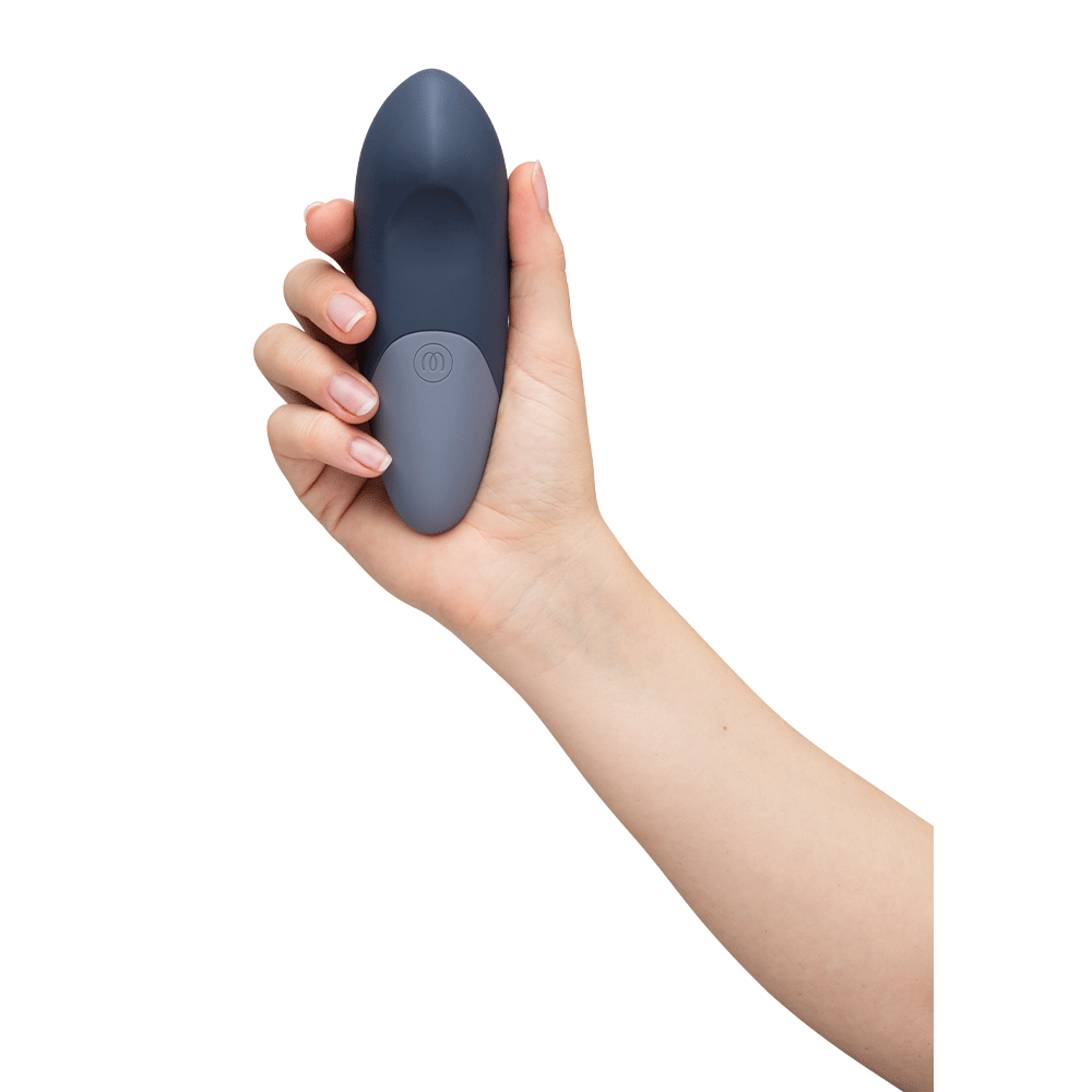 Hand som håller i Womanizer Vibe Dark Blue Klitorisvibrator framsida.