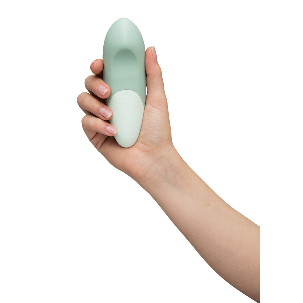 Hand som håller i Womanizer Vibe Sage Klitorisvibrator framifrån.