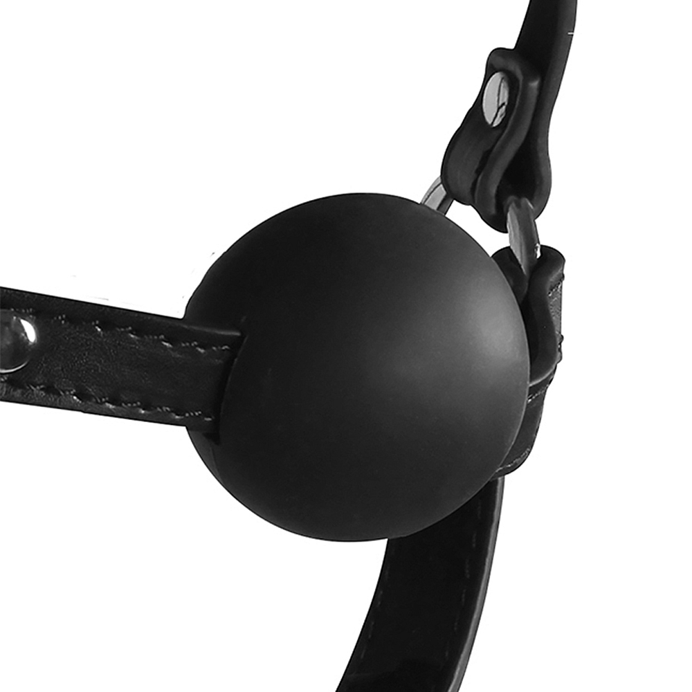 Närbild på XTREME Head Harness with Solid Ball Gag gagball mot vit bakgrund.