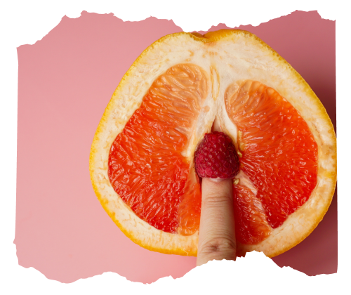 En halv grapefrukt och ett finger som petar in ett hallon